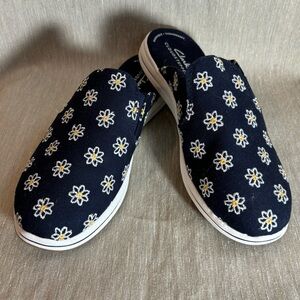 CLARKS CLOUDSTEPPER Sz 7 Slip On Comfort Mules With Daisies